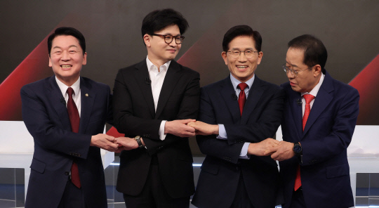 안철수(왼쪽부터)·한동훈·김문수·홍준표 국민의힘 대선 경선 후보가 지난 26일 서울 중구 매경미디어센터에서 열린 국민의힘 대통령 선거 제2차 경선 후보자 토론회에서 기념 촬영을 하고 있다. [국회사진기자단]